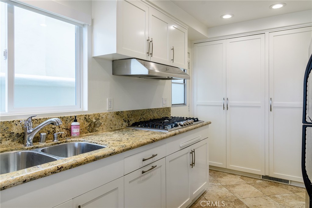 Residential for sale at 302 S Bay Front, Newport Beach CA featuring 7 beds and 5 baths