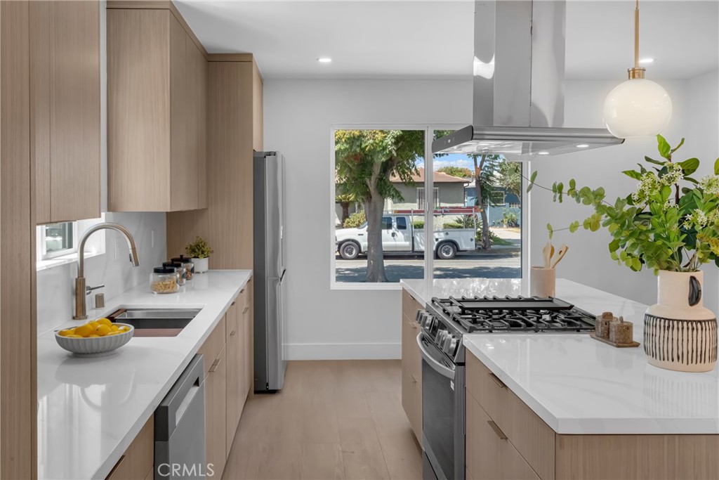 Residential for sale at 3682 Buckingham, Los Angeles CA featuring 4 beds and 2 baths