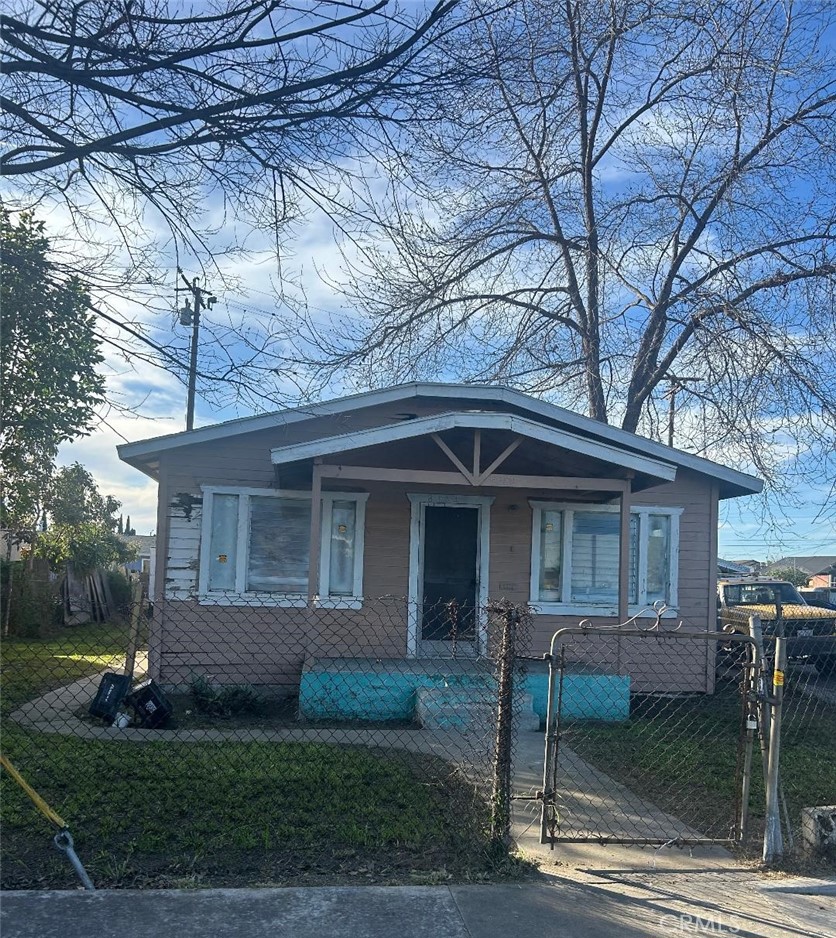 Residential for sale at 8301 Elm, Los Angeles CA featuring 3 beds and 1 bath