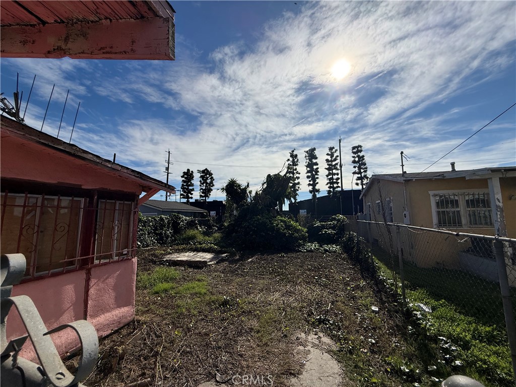 Residential for sale at 142 W 58th, Los Angeles CA featuring 2 beds and 1 bath