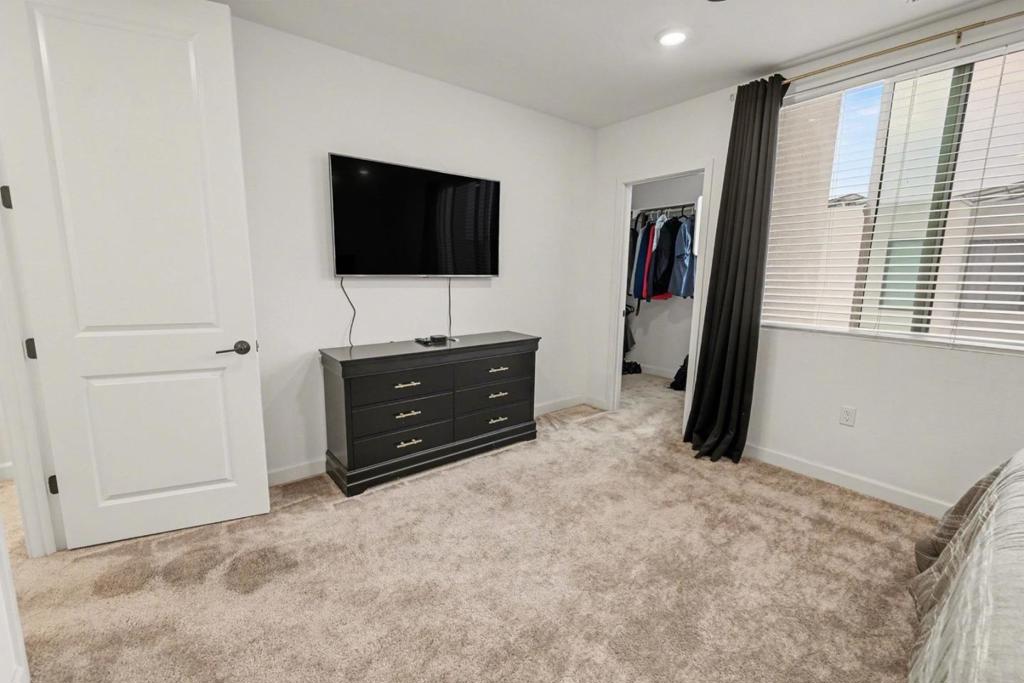 Residential Lease for rent at 2313 Acara Circle, San Diego CA featuring 3 beds and 3 baths