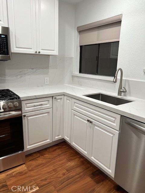 Residential Lease for rent at 2601 S Broadmoor, Palm Springs CA featuring 2 beds and 2 baths
