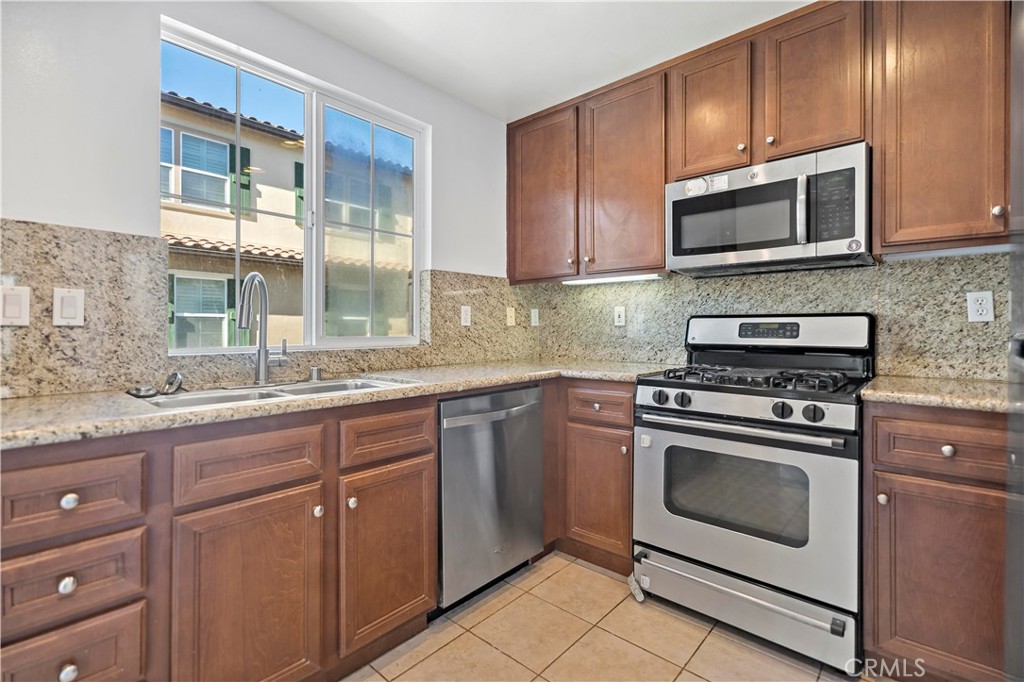 Residential for sale at 68 Dovetail, Irvine CA featuring 2 beds and 3 baths