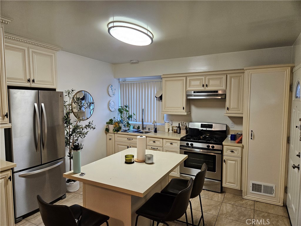 Residential Lease for rent at 3810 W Heffron Drive B, Burbank CA featuring 1 bed and 1 bath