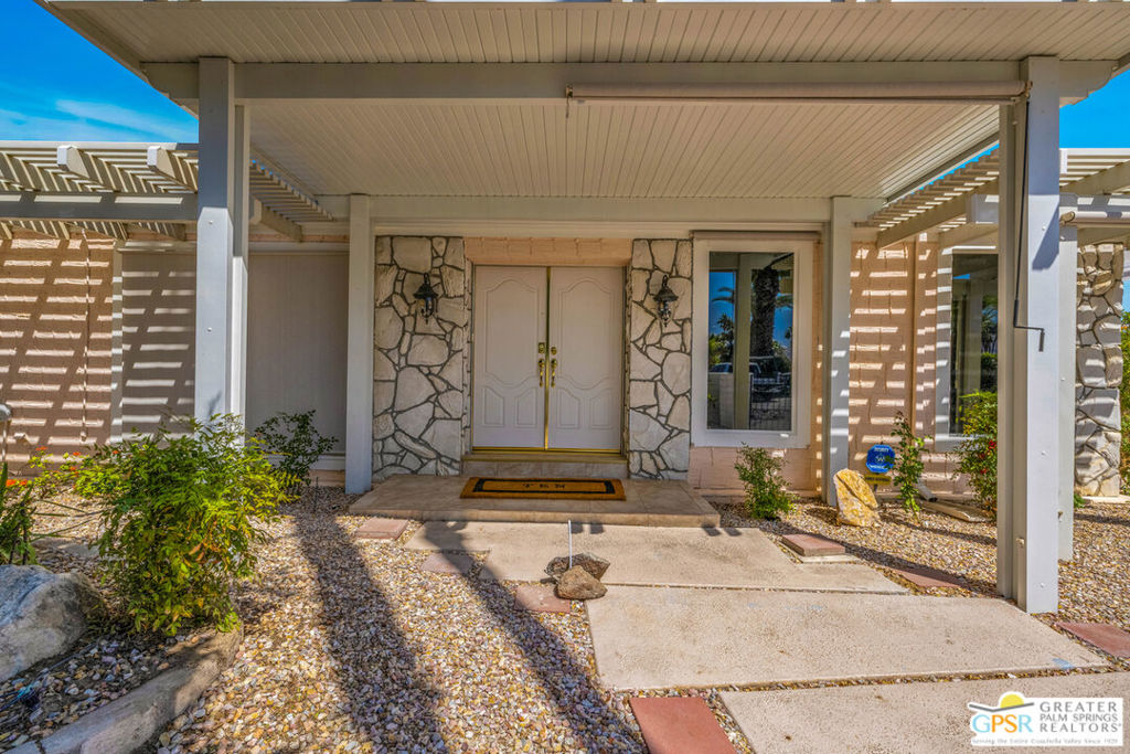 Manufactured In Park for sale at 10 International Boulevard, Rancho Mirage CA featuring 2 beds and 2 baths