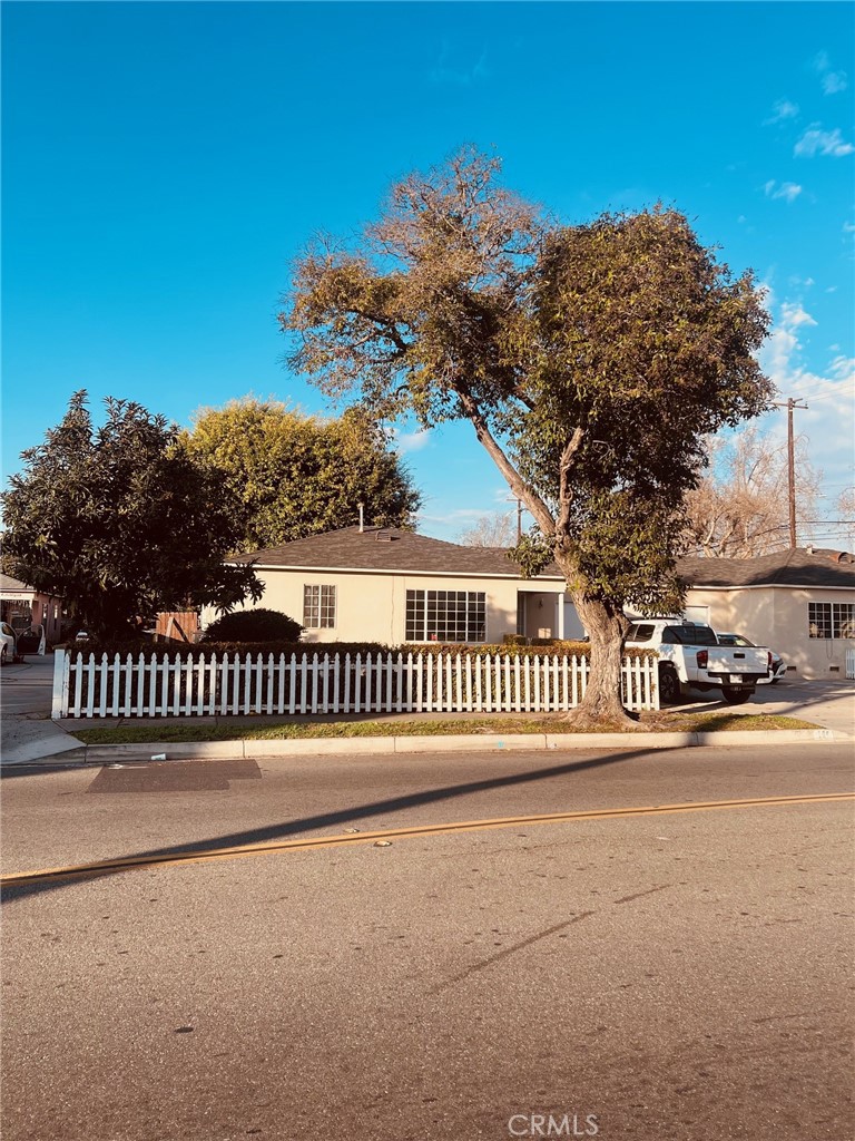 Residential Lease for rent at 905 W Mcfadden, Santa Ana CA featuring 2 beds and 1 bath