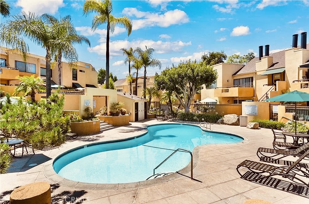 Residential Lease for rent at 25712 Le Parc #85, Lake Forest CA featuring 2 beds and 1 bath