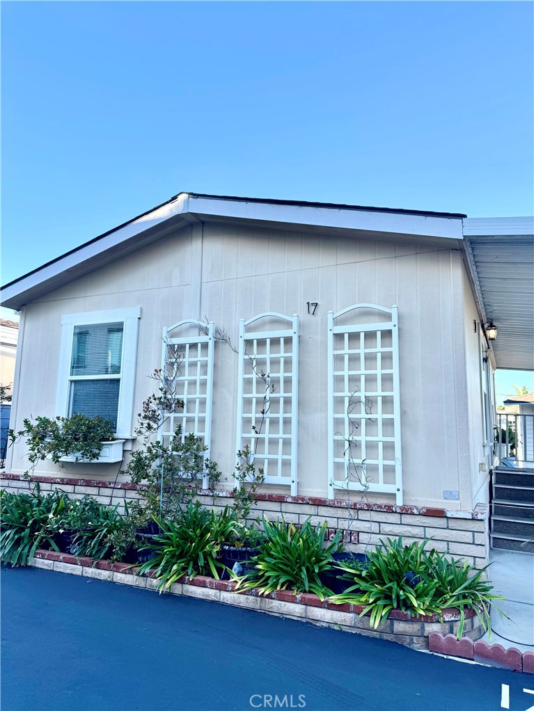 Manufactured In Park for sale at 1660 Whittier Avenue 17, Costa Mesa CA featuring 1 bed and 1 bath