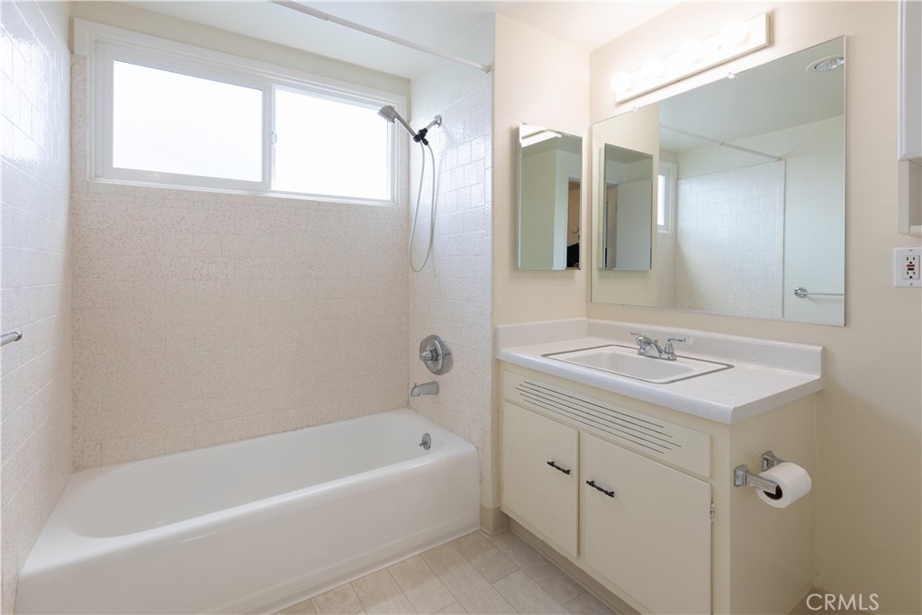 Residential Lease for rent at 507 Avenue G H, Redondo Beach CA featuring 2 beds and 1 bath