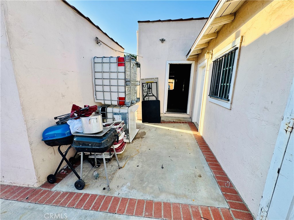 Residential for sale at 3439 Siskiyou, Los Angeles CA featuring 4 beds and 3 baths