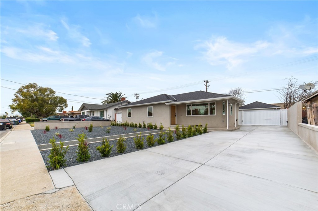 Residential Lease for rent at 17180 Ivy, Fontana CA featuring 3 beds and 2 baths
