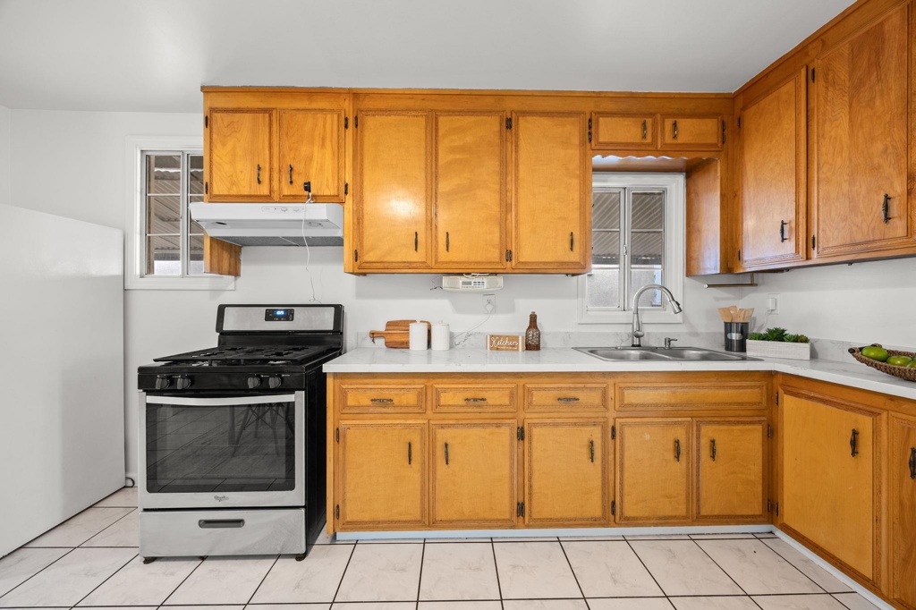 Residential for sale at 4019 E 16Th St, Oakland CA featuring 3 beds and 2 baths