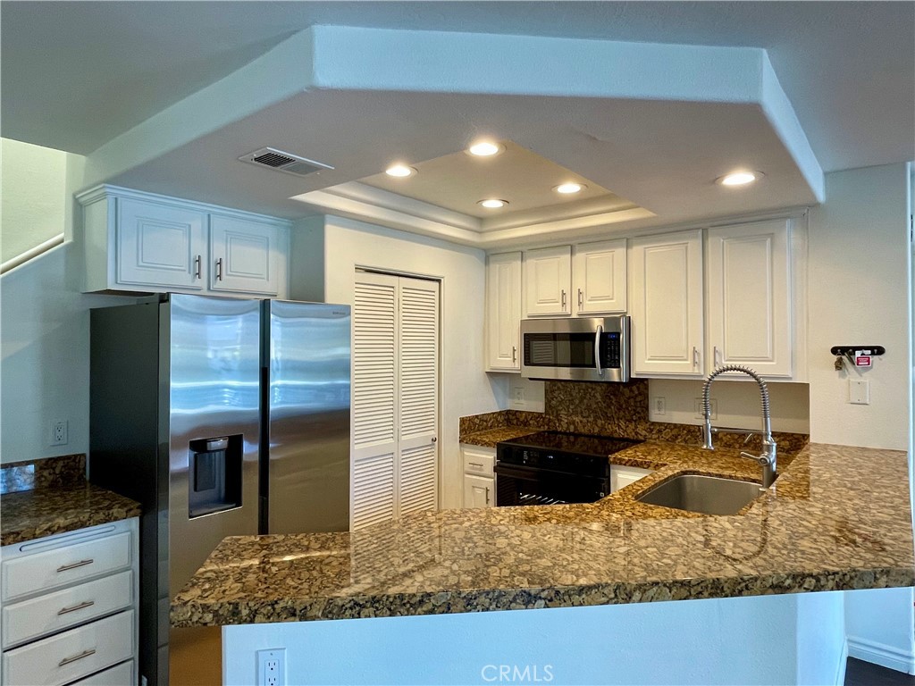 Residential Lease for rent at 27 Briarglen #10, Irvine CA featuring 2 beds and 2 baths