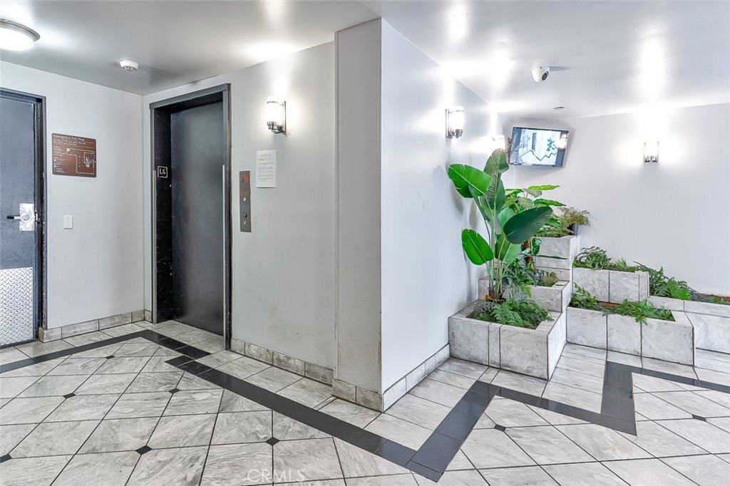 Residential for sale at 533 S St Andrews Place 104, Los Angeles CA featuring 1 bed and 1 bath