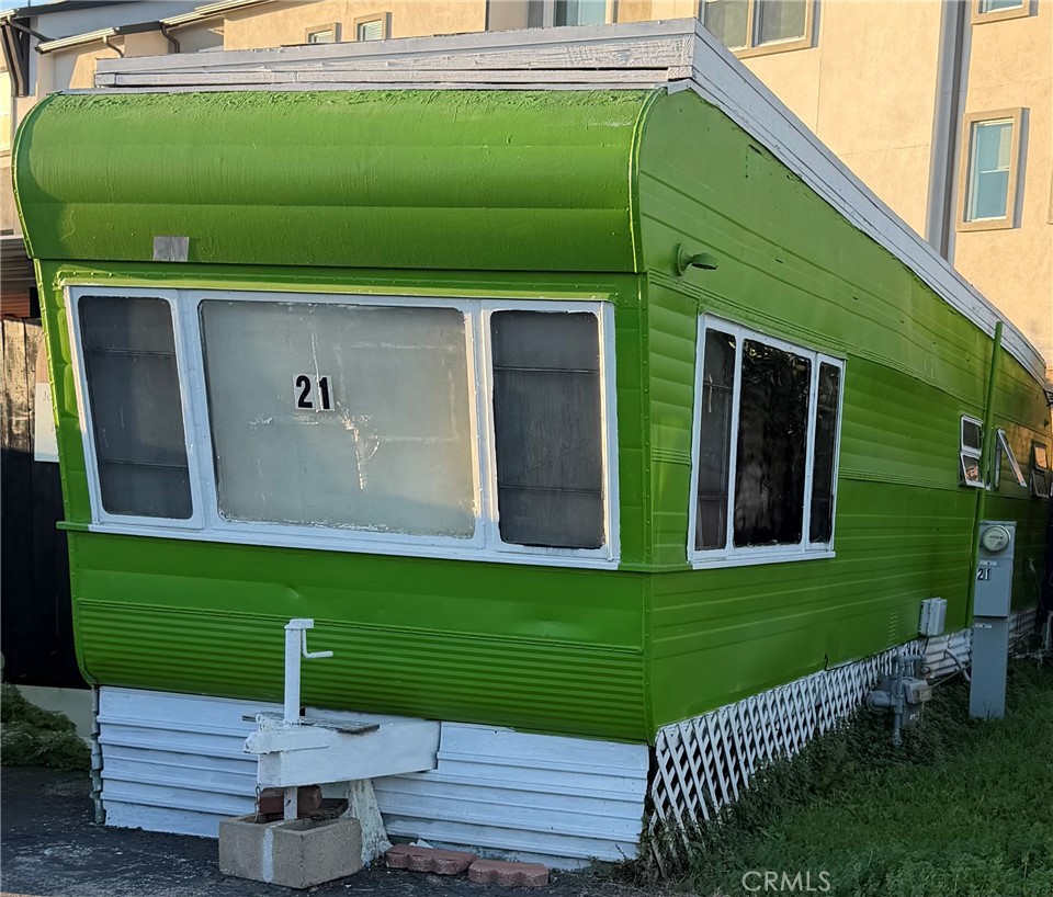 Manufactured In Park for sale at 13713 S Vermont Avenue, Gardena CA featuring 2 beds and 1 bath