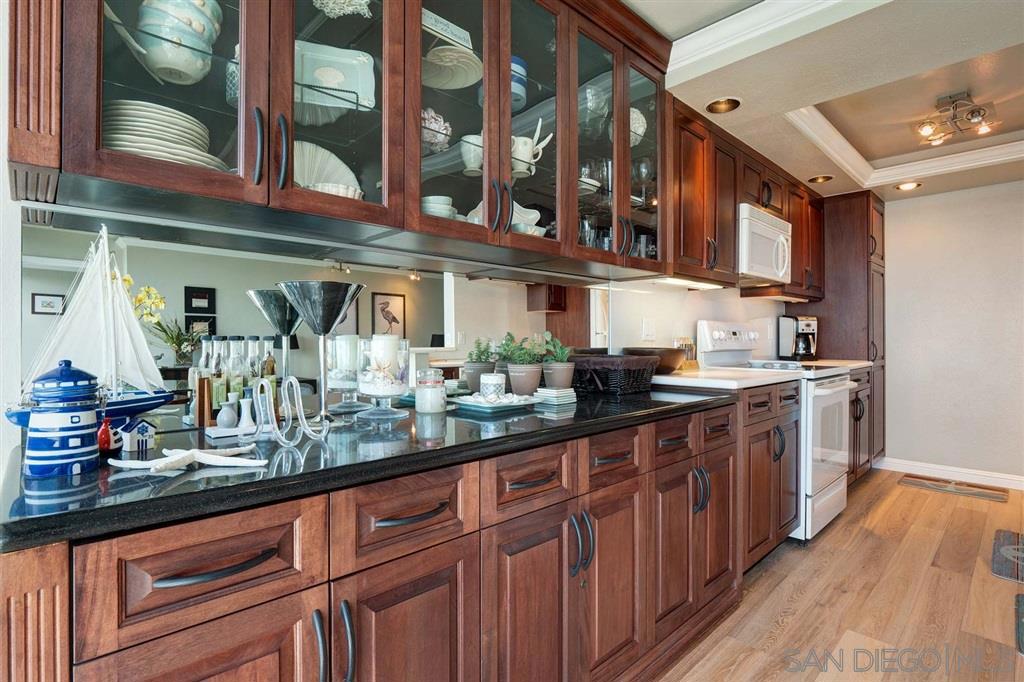 Residential Lease for rent at 1720 Avenida Del Mundo 1607, Coronado CA featuring 1 bed and 2 baths