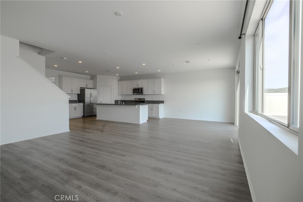 Residential Lease for rent at 4262 Empressa, Lake Elsinore CA featuring 5 beds and 3 baths