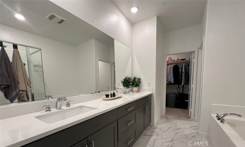 Residential Lease for rent at 16746 Mistletoe, Fontana CA featuring 3 beds and 2 baths