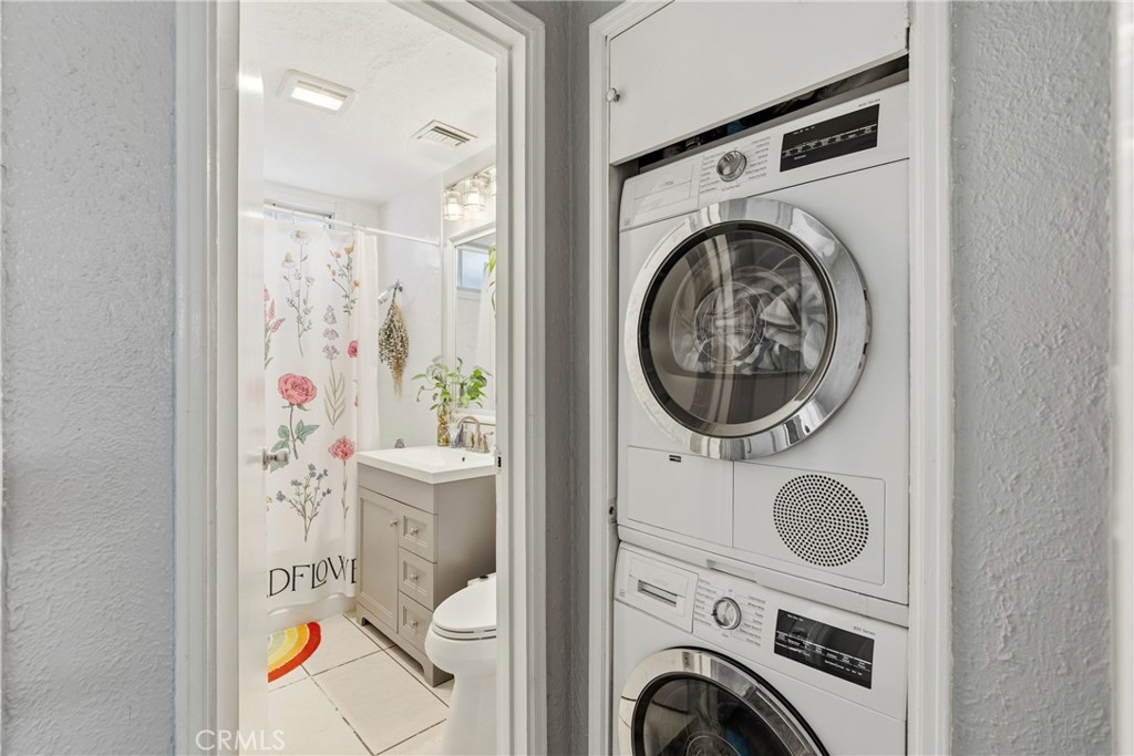 Residential Lease for rent at 274 1/2 W Laurel, Sierra Madre CA featuring 2 beds and 1 bath