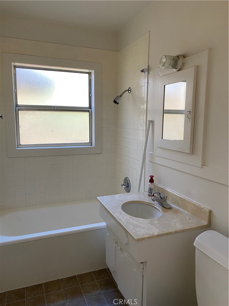 Residential Lease for rent at 1219 N Indian Hill, Claremont CA featuring 1 bed and 1 bath