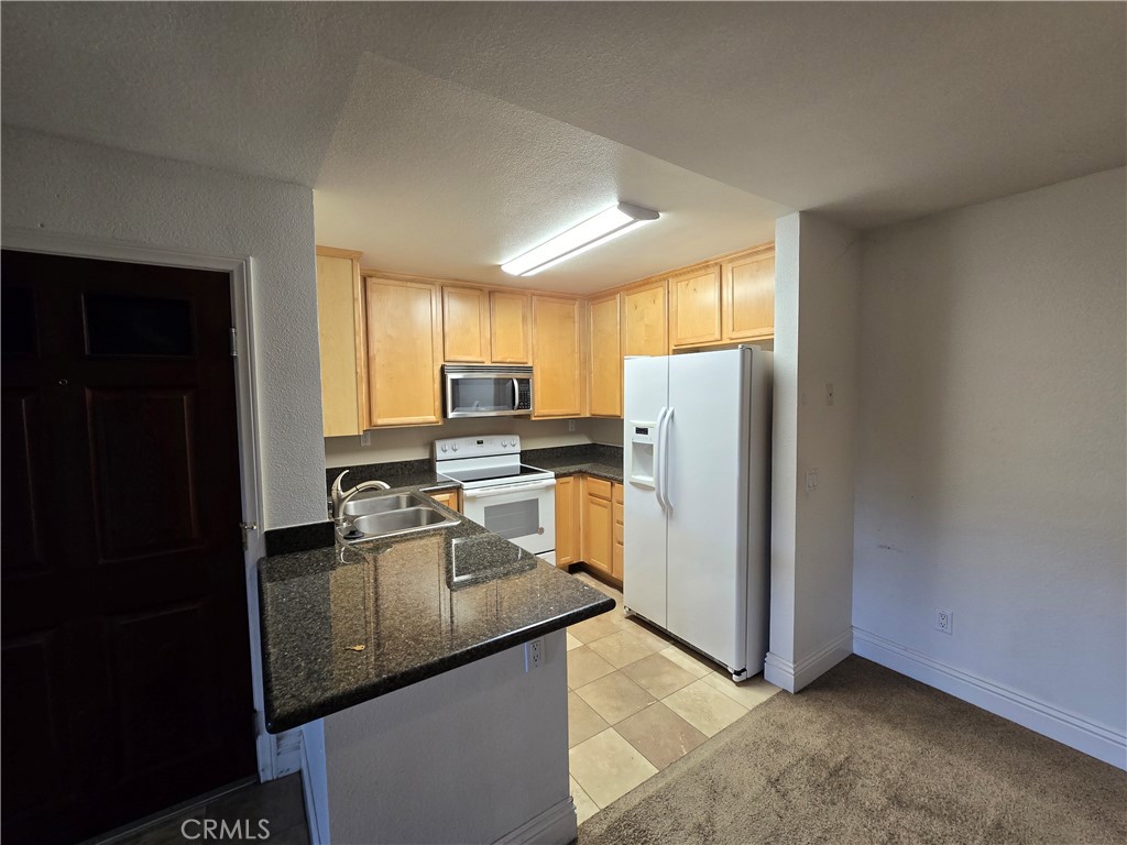 Residential Lease for rent at 2275 Del Mar Way 106, Corona CA featuring 1 bed and 1 bath