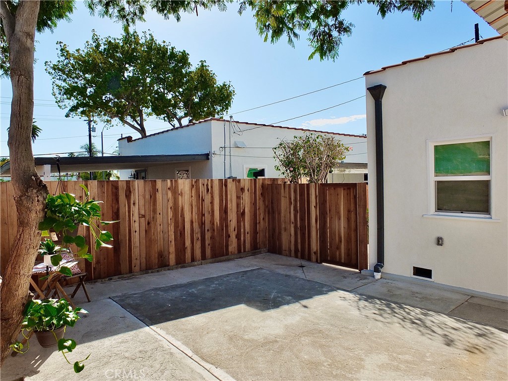 Residential Lease for rent at 2616 Lime, Signal Hill CA featuring 2 beds and 1 bath