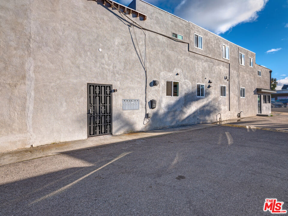 Residential Lease for rent at 508 N Pacific Coast Highway, Redondo Beach CA featuring 2 beds and 1 bath