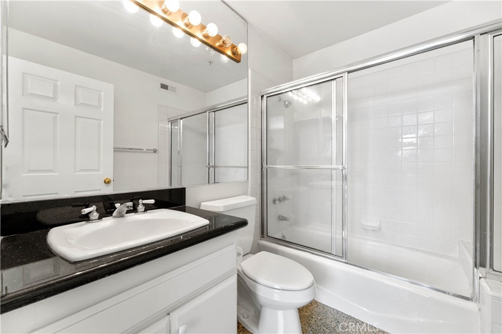 Residential Lease for rent at 451 S Oakland Avenue 4, Pasadena CA featuring 2 beds and 3 baths