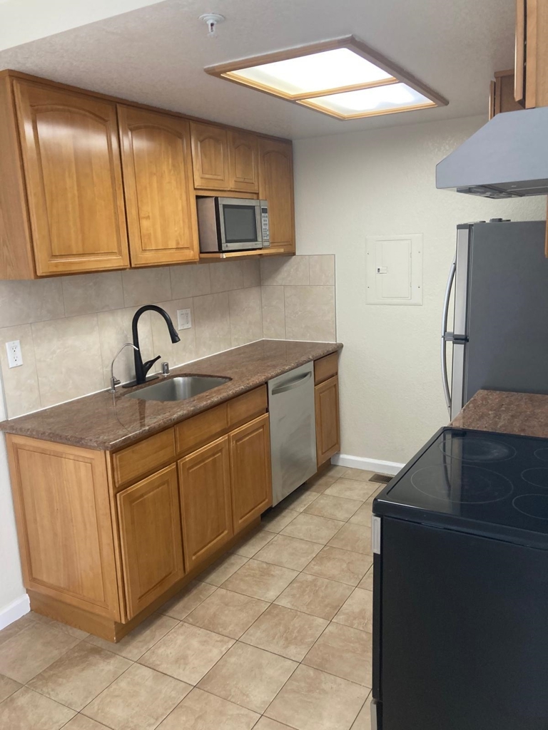 Residential for sale at 25129 copa del oro 102, Hayward CA featuring 1 bed and 1 bath