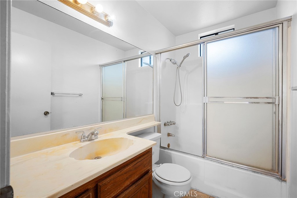 Residential Lease for rent at 1004 E Garfield 8, Glendale CA featuring 2 beds and 2 baths