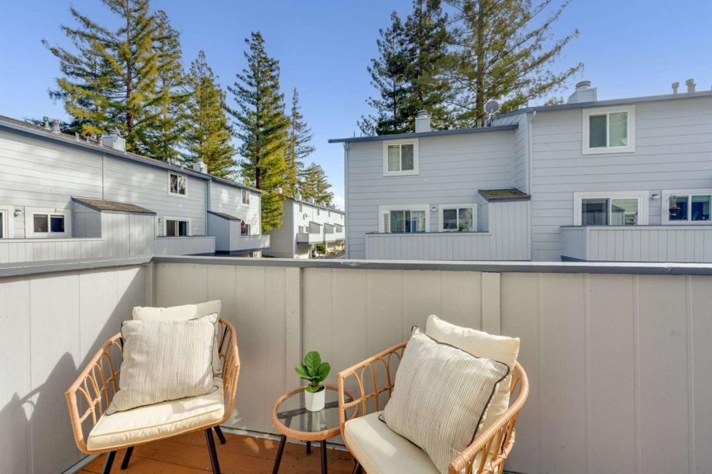 Active for sale at Mountain View, CA, Mountain View, CA CA and 3 baths