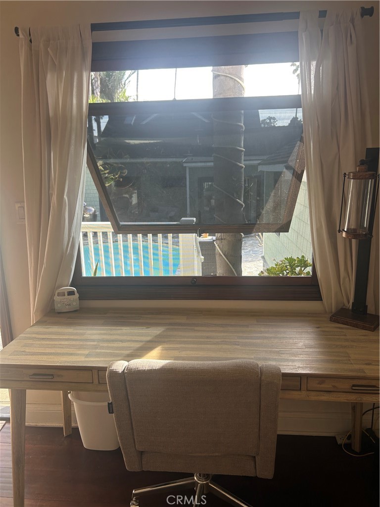 Residential Lease for rent at 609 1/2 Knob Hill, Redondo Beach CA featuring 1 bed and 1 bath