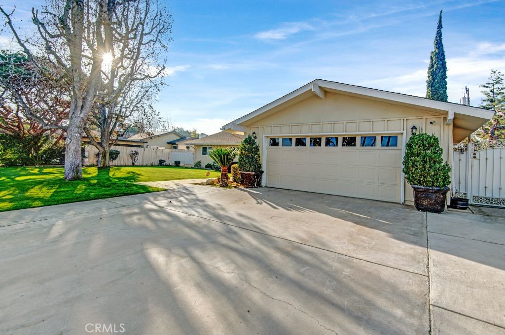 Residential for sale at 601 Vista Verde Way, Bakersfield CA featuring 3 beds and 3 baths