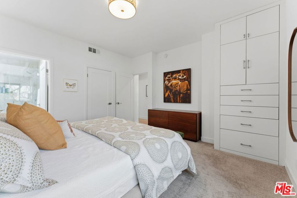 Residential for sale at 1154 N SYCAMORE Avenue 3, Los Angeles CA featuring 2 beds and 3 baths