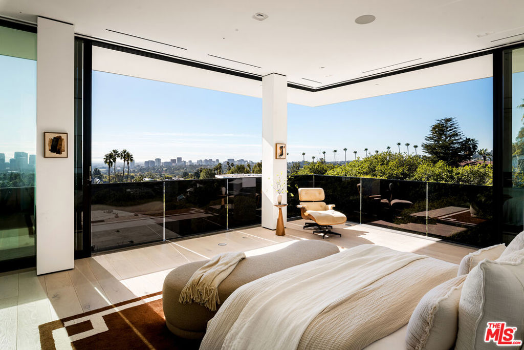 Residential Lease for rent at 1210 Laurel Way, Beverly Hills CA featuring 6 beds and 9 baths