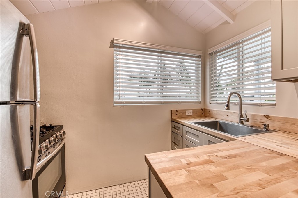 Residential Lease for rent at 368 Oak B, Laguna Beach CA featuring 1 bed and 1 bath