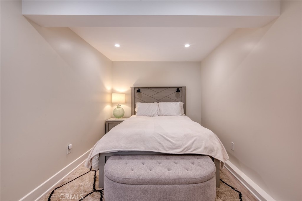 Residential Lease for rent at 368 Oak C, Laguna Beach CA featuring 1 bed and 1 bath