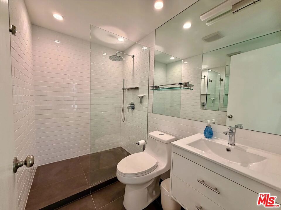 Residential Lease for rent at 5805 W 8th Street 100, Los Angeles, Los Angeles County, CA and 1 bath