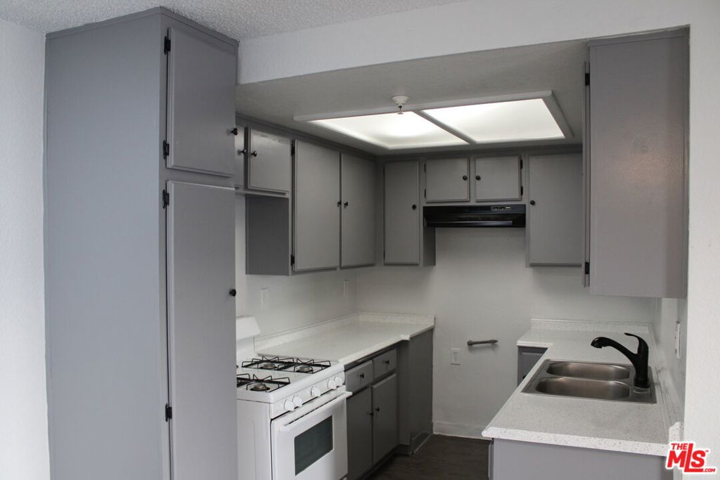 Residential Lease for rent at 12100 Birch Avenue 9, Hawthorne CA featuring 1 bed and 1 bath
