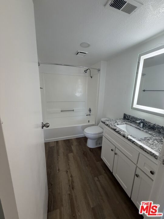 Residential Lease for rent at 1930 E College Avenue, Visalia, Tulare County CA featuring 2 beds and 2 baths