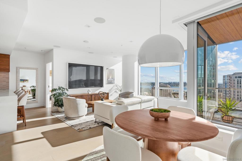 Residential Lease for rent at 888 W E Street 2003, San Diego CA featuring 2 beds and 2 baths