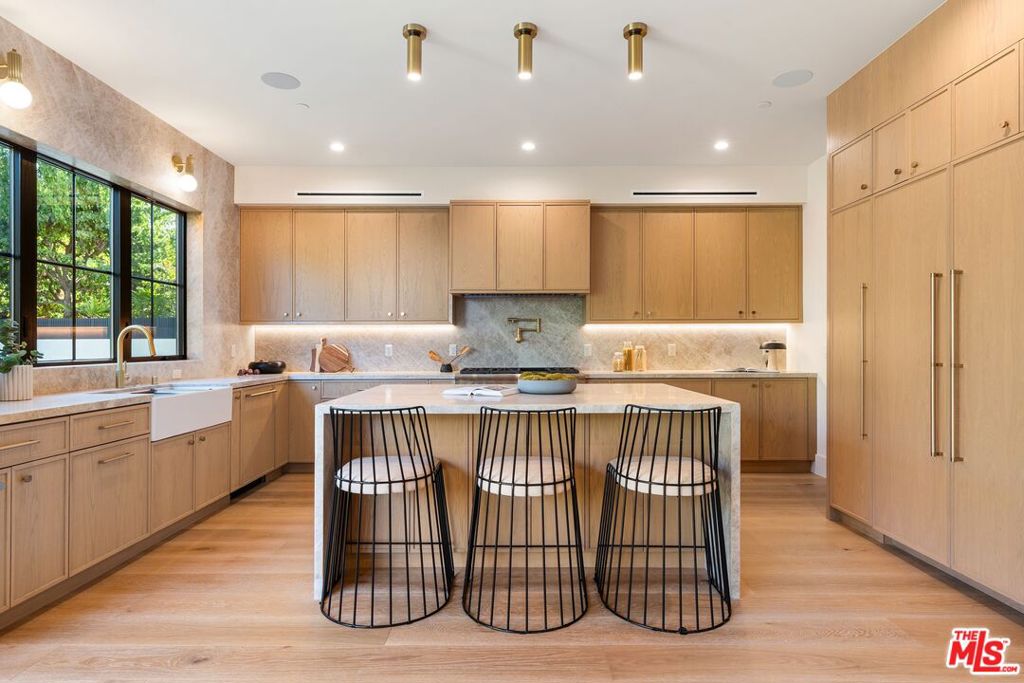 Residential for sale at 11500 Kingsland Street, Los Angeles CA featuring 5 beds and 6 baths