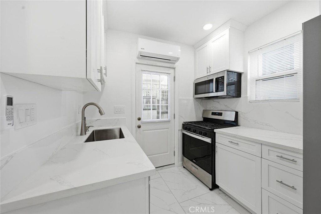 Residential Lease for rent at 220 39th A, Manhattan Beach CA featuring 1 bed and 1 bath