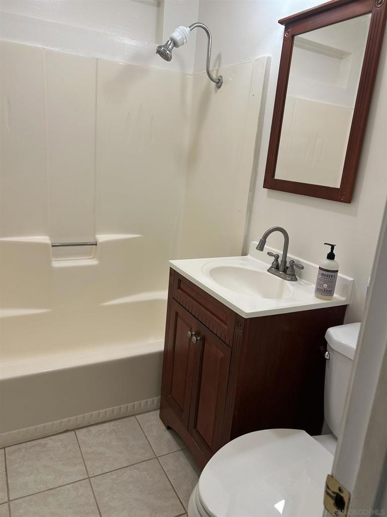 Residential Lease for rent at 1042 S Coast Highway 101, Encinitas CA featuring 1 bed and 1 bath