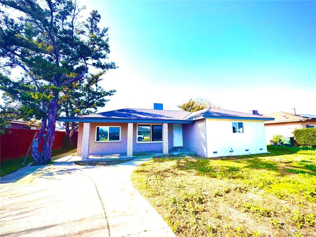 Residential for sale at 2002 N Woodridge, Hanford CA featuring 3 beds and 1 bath