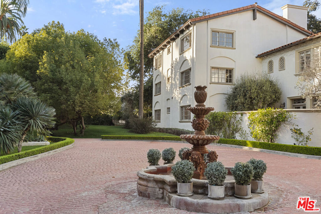 Residential Lease for rent at 906 Benedict Canyon Drive, Beverly Hills CA featuring 2 beds and 1 bath