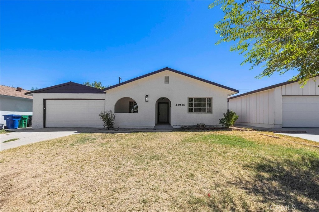 Residential for sale at 44048 Elm, Lancaster CA featuring 3 beds and 2 baths