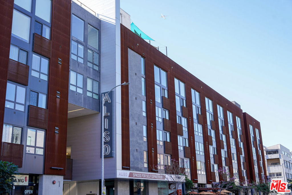 Residential Lease for rent at 950 E 3rd Street 5203, Los Angeles, Los Angeles County CA featuring 1 bed and 1 bath