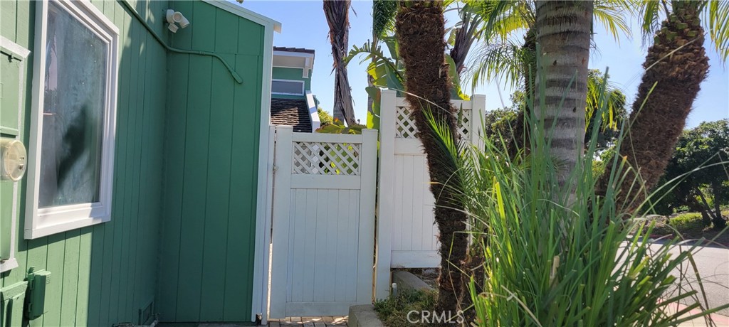 Residential Lease for rent at 4640 Eastbourne, Oxnard CA featuring 2 beds and 2 baths