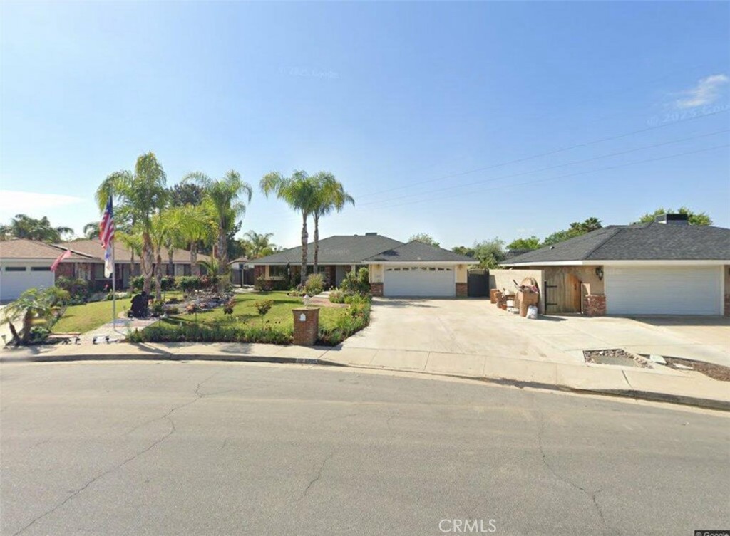 Residential for sale at 6005 Meadow Glen, Bakersfield CA featuring 3 beds and 2 baths